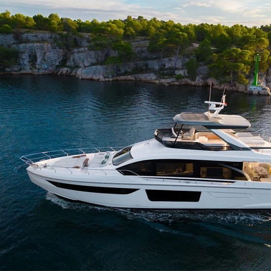 DONNA Yacht Charter | 21m Azimut 68'