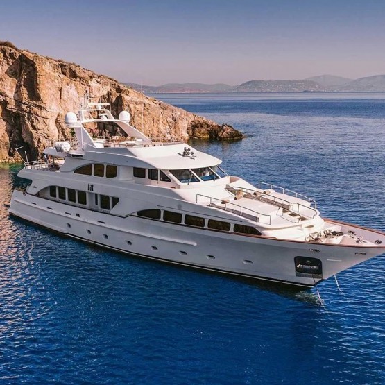 Oak yacht charter in Greece