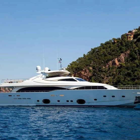 Robusto yacht charter