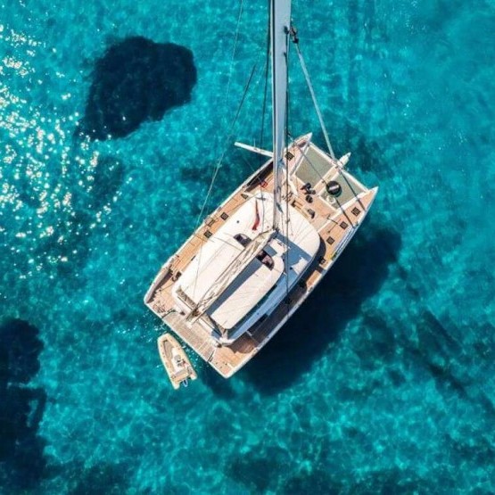 WHITE CAPS Catamaran Charter Lagoon