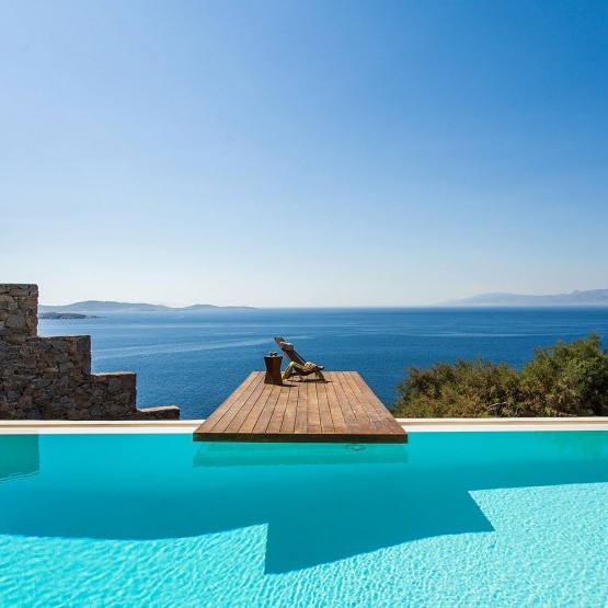 the infinity pool and sea horizon at villa Joya
