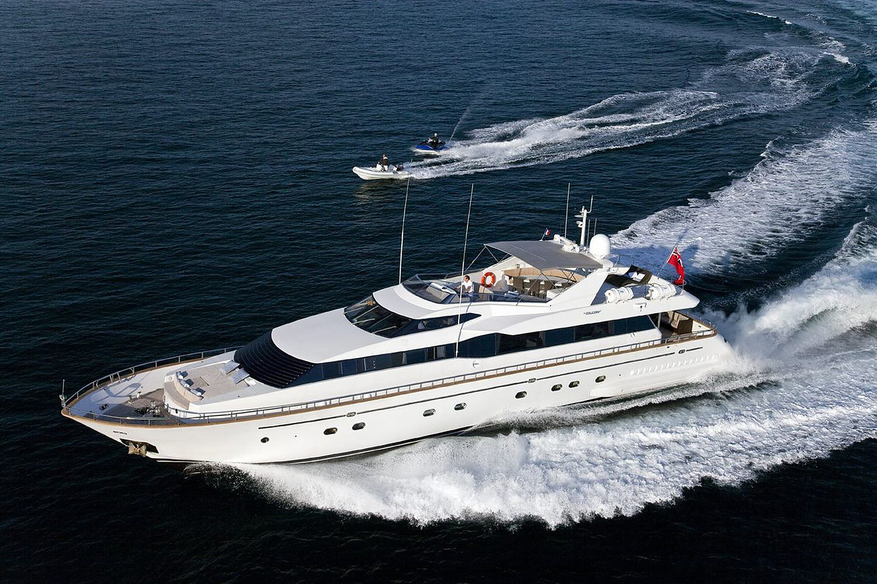how much to charter a 100 foot yacht