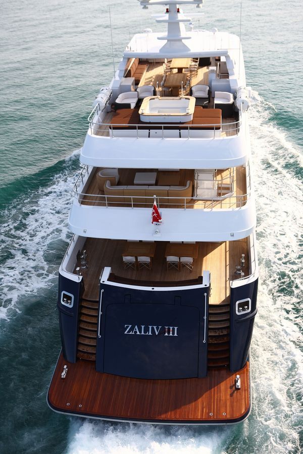 zaliv 3 yacht owner